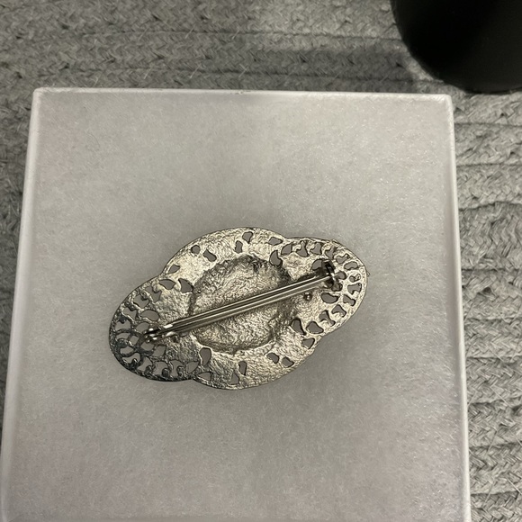 Gorgeous Vintage Rhinestone Lapel Oval Silver Tone Brooch. Absolutely gorgeous. - Picture 5 of 5